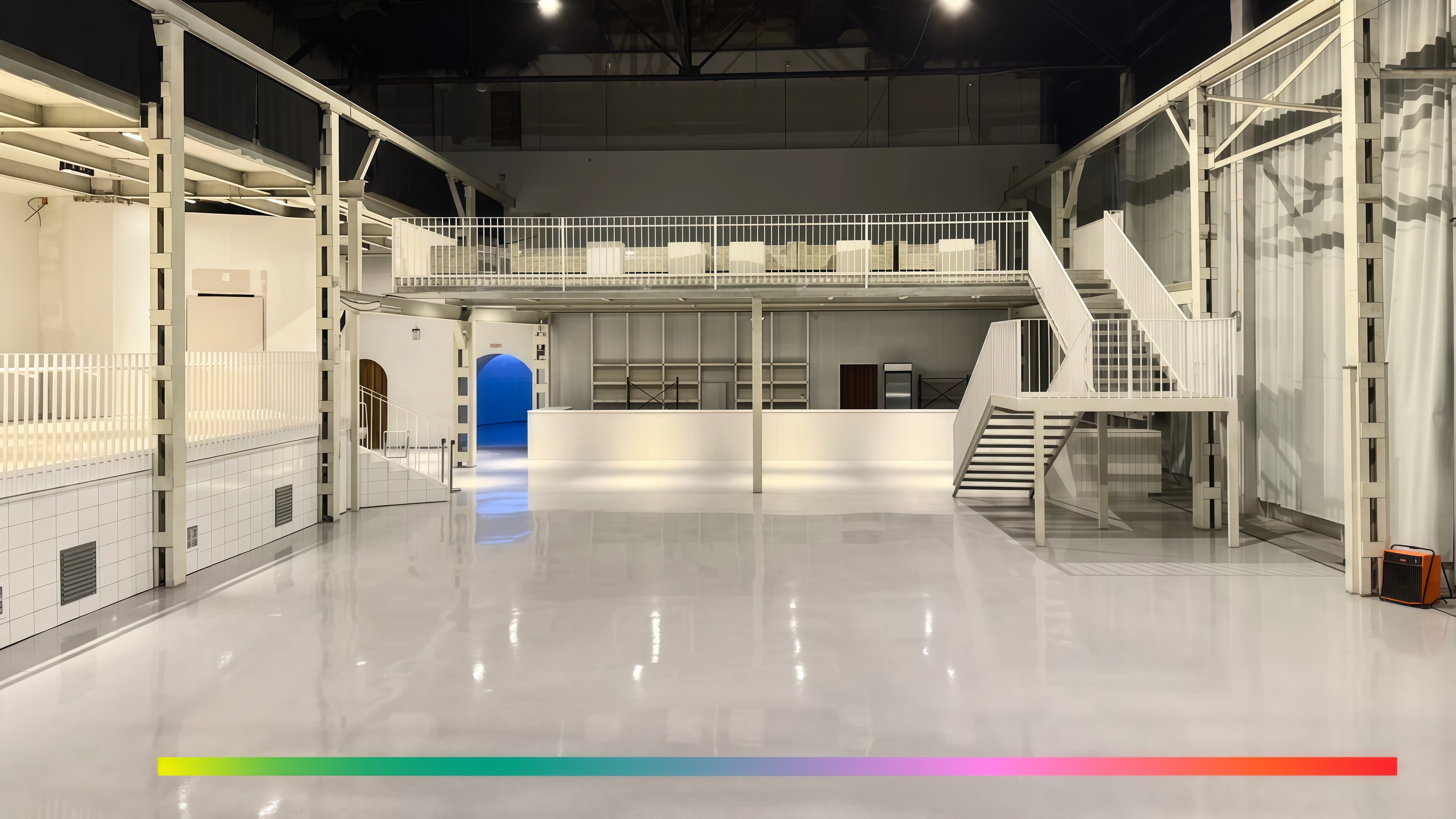 Пространство с зонированием и воротами, объединяющими двор с главным залом Пространство с зонированием и воротами, объединяющими двор с главным залом