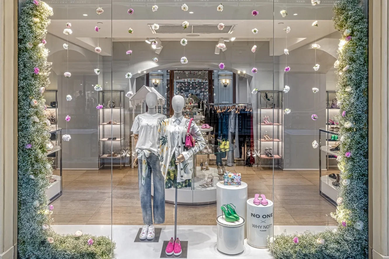 Коллаборацию No One и флористической студии WHY NOT? flowers видно издалека — она еще и стала основой для тематического оформления Коллаборацию No One и флористической студии WHY NOT? flowers видно издалека — она еще и стала основой для тематического оформления