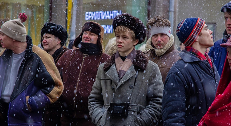 Футболки с цитатами из «Слова пацана» и шарики из сериала «Друзья»: как селлерам на маркетплейсах использовать популярные тренды и стоит ли это делать